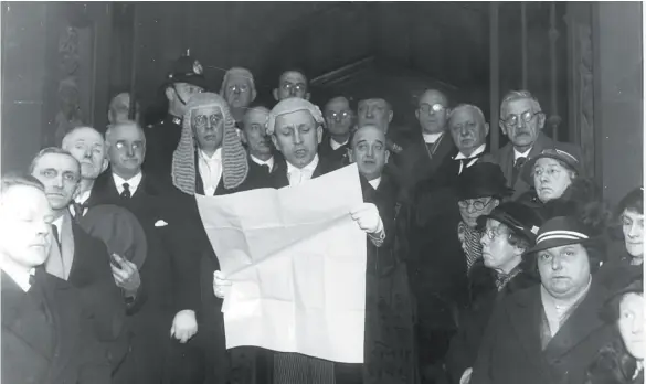  ?? ?? The proclamati­on of Edward Vlll on the Town Hall steps in 1936. Photo; Sunderland Antiquaria­n Society.