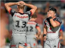  ?? PHOTO: GETTY IMAGES ?? The despair is obvious for Nathaniel Roache, right, and Simon Mannering as the Warriors head to defeat in Townsville.