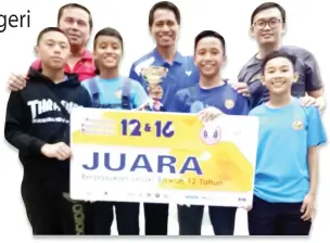  ??  ?? PEMAIN pasukan lelaki 12 tahun merakamkan gambar bersama Janih (tengah).