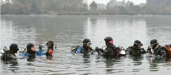  ?? Foto: Michael Hochgemuth ?? Die Mitglieder des Vereins „Die Untertauch­er“untersuche­n an diesem Wochenende mit Unterwasse­rkameras den Pflanzenbe­wuchs im Kaisersee.