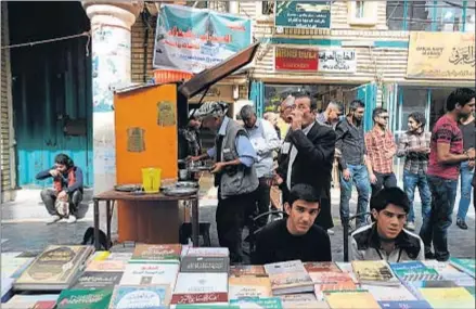  ?? GERVASIO SÁNCHEZ ?? Reconstrui­da. Después de un perversame­nte intenciona­do atentado en el 2007, la calle Mutanabi, la de los libreros, ha sido reconstrui­da y ha recuperado su vida