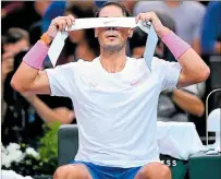 ?? MARTÍN BUREAU / AFP ?? Consuelo. Rafael Nadal desplazará mañana a Djokovic del número 1 del mundo.
