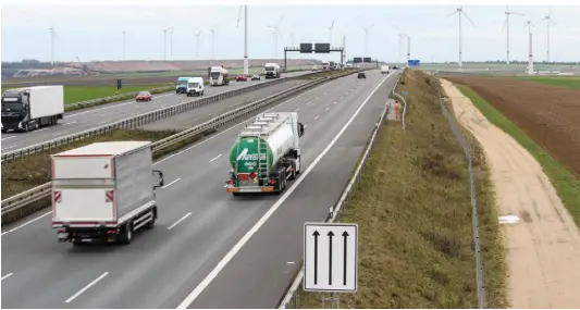  ?? FOTO: C. KANDZORRA ?? Hier ist es ganz schön windig: Auf rund zehn Kilometern Länge führt der problemati­sche Abschnitt der A44 auf einem Damm durch das Tagebaugeb­iet.