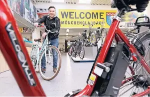  ??  ?? Filialleit­er Thomas Hück begrüßt seine Kunden im neuen Fahrrad-Fachmarkt Lucky Bike. „Wir haben alles im Programm“, sagt er, „vom Kinderrad bis zum E-Bike, und daneben auch Bekleidung und Zubehör“.