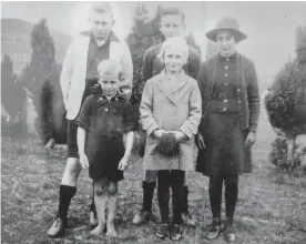  ?? ?? The Clark siblings. George is in the middle.