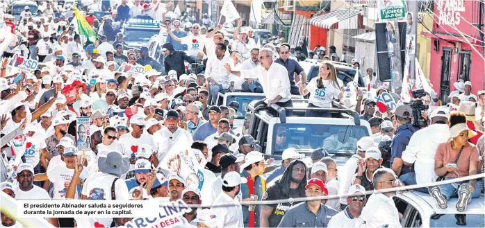  ?? ?? El presidente Abinader saluda a seguidores durante la jornada de ayer en la capital.
