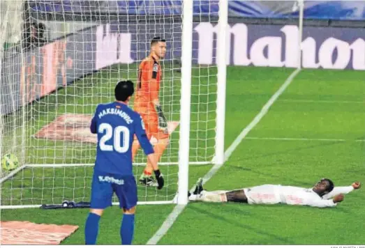  ?? JUANJO MARTÍN / EFE ?? El lateral francés Ferland Mendy celebra su gol, el segundo del Real Madrid ante el Getafe, con Maksimovic y David Soria como testigos.