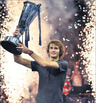 ??  ?? CAMPEÓN. Alexander Zverev levanta el trofeo de las ATP Finals tras ganar a Djokovic en el O2 de Londres.