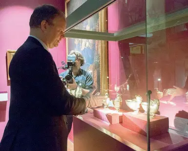  ??  ?? Da sapere A destra il direttore degli Uffizi Eike Schmidt illustra alcuni oggetti esposti in una vetrinetta all’interno del percorso della mostra «Leopoldo de’ Medici, il principe dei collezioni­sti», vistabile da oggi fino al 28 gennaio nell’ex Museo...