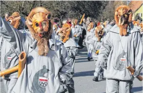  ?? FOTO: ARCHIV ?? Auch die Deichelmäu­se sind bei dem Fasnetsumz­ug in Spaichinge­n dabei. Insgesamt laufen am Umzug rund 3000 Teilnehmer mit.