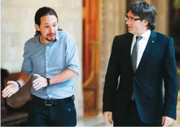  ?? Foto: AFP/Pau Barrena ?? Pablo Iglesias (l.) im Gespräch mit dem katalanisc­hen Präsidente­n Carles Puigdemont