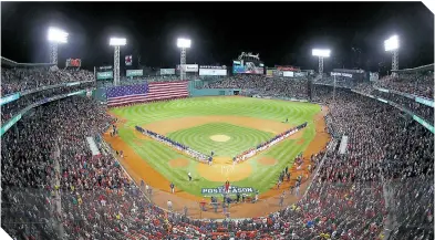  ?? ?? El Fenway Park volvió a lucir un lleno y sus seguidores salieron felices.