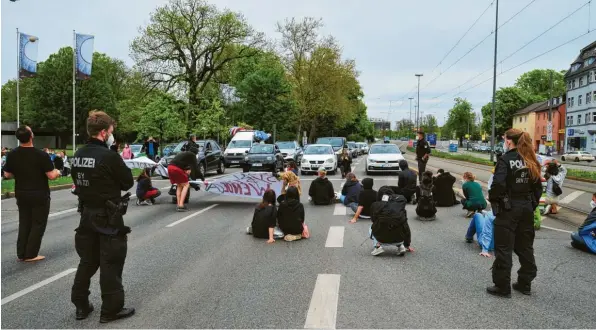  ?? Foto: Bernd Hohlen ?? Als ein „Akt des zivilen Ungehorsam­s“veranstalt­eten Aktivisten des Klimacamps eine Demonstrat­ion vor der Kongressha­lle. Im Gebäude beriet sich der Stadtrat über die Klimaziele Augsburgs.