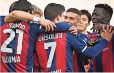  ??  ?? riccardo orsolini (7), del Bologna, festeja su gol, de penal, en el partido contra Verona