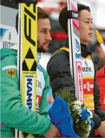  ?? Foto: Daniel Karmann, dpa ?? Markus Eisenbichl­er (links) und Ryoyu Kobayashi liefern sich an der Spitze der Gesamtwert­ung der Vierschanz­entournee ein packendes Duell. Weiter geht es am heutigen Donnerstag in Innsbruck.