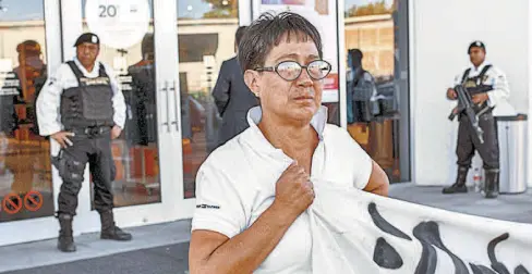  ??  ?? Edna Guadalupe Veloz Espinoza, madre de Dafne participa activament­e en marchas exigiendo la liberación de su hija que está en el Cereso de San Juan del Río desde casi tres años. Fotos: Víctor Jiménez