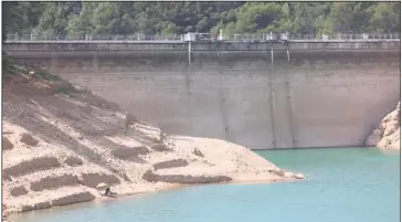  ?? (Photo Frank Muller) ?? L’ouvrage se remplit depuis quelques jours à nouveau. Des plongeurs vont descendre explorer l’état des vannes dans le courant de la semaine, selon l’élu toulonnais Yannick Chenevard.