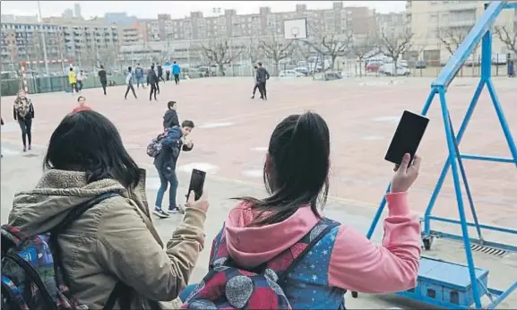  ?? MERCÈ GILI ?? En el IES Torre Vicens los alumnos de los primeros cursos juegan más desde que les han prohibido usar el móvil durante el recreo