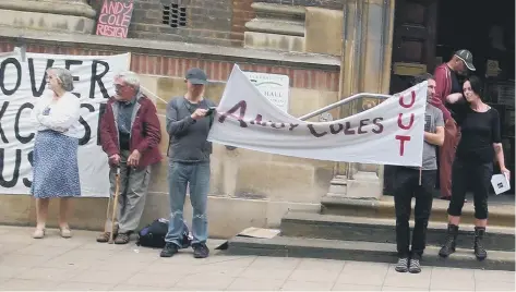  ??  ?? The protesters outside the Town Hall