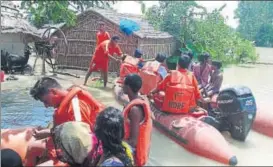  ?? HTPHOTO ?? NDRF team in action at a Bahraich village.