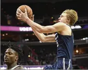  ?? AP ?? J.P. Macura and Xavier (25-4, 13-3 Big East) rolled over Georgetown 89-77 in their only game last week. The Musketeers are No. 3 in the latest AP rankings.