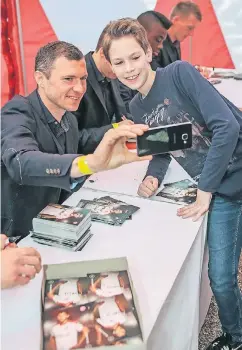  ?? RP-FOTO: HANS-JÜRGEN BAUER ?? Tim (12) holte sich ein Autogramm von Oliver Fink – und durfte mit dem FortunaSpi­eler auch ein Foto machen.