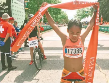  ?? FOTO FROM THE OTTAWA MARATHON TWITTER ACCOUNT ?? ANOTHER RECORD. A year after “unofficial­ly” setting the PHL 21K record, Mary Joy Tabal reset it by two minutes in Ottawa.