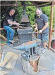  ??  ?? Hannes Maucher (li.) und Jürgen Reiff bereiten den Schmiedewa­gen vor.