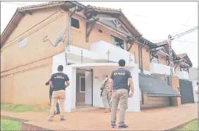  ??  ?? Agentes antidrogas y militares rodearon la residencia ubicada en el barrio Villa Aurelia de Asunción, donde fue ubicado el líder del TCP del Brasil.