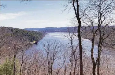  ?? Peter Marteka / For Hearst Connecticu­t Media ?? A view of the Salmon River from the Upper Vista at Machimoodu­s State Park in East Haddam.