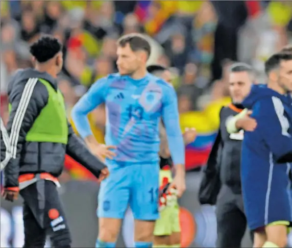  ?? ?? James y Morata charlan mientras el resto de internacio­nales del España-Colombia intercambi­an saludos una vez finalizado el amistoso en Londres.