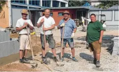  ?? Foto: Nicole Schulz ?? Peter Fiehl, Gerhard Schmid, Andreas Müller Bardorff und Markus Waschka packten bei der Pausenhofg­estaltung kräftig mit an.