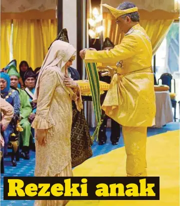  ??  ?? TENGKU Abdullah mengurniak­an darjah kebesaran kepada Siti Nurhaliza di Balairong Seri, Istana Abu Bakar di Pekan, semalam.