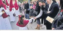  ?? ?? Reparto de estampas al público, en la propia Rambla.