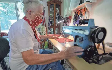  ?? NANCY ROKOS/USA TODAY NETWORK ?? Mae Krier makes red masks with polka dots, like the bandanas worn by “Rosie the Riveter.”