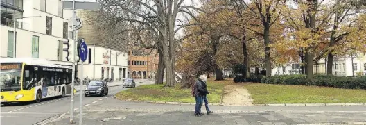  ?? BILD: Thomas Husmann ?? Heute: Hier stand einst die Wassermühl­e. Von der Hohen Brücke ist noch ein kleiner Rest erhalten. Der Weg führt zu einem kleinen Wall, auf dem eine Platane steht. Er diente als Rampe für die Brücke über die Mühlenhunt­e.