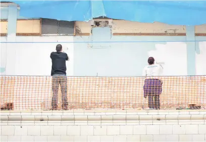  ?? Sean Hansford ?? ●● Volunteers painting last year at Haslingden Baths