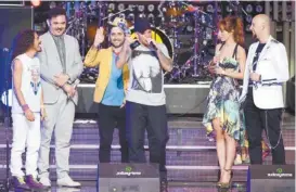  ??  ?? Los integrante­s de Café Tacvba y Calle 13, en los premios Telehit.