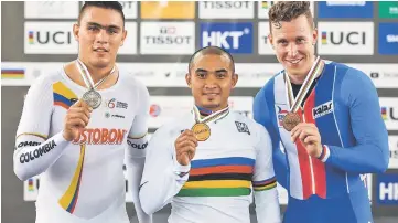  ??  ?? Azizulhasn­i Awang (centre) of Malaysia poses with his gold medal, flanked by silver medallist Fabian Hernando Puerta Zapata (left) of Colombia and bronze winner Tomas Babek of Czech Republic.