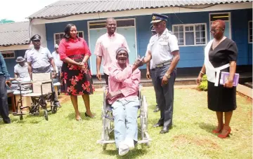  ?? ?? Commander Air Force of Zimbabwe, Air Marshal Elson Moyo, shares a lighter mom entwith wheelchair beneficiar­y, Clever Chimuriwo, in the presence of MINERVA Risk Solutions manager, Justina Machinya (lef t),Life Internati onal projects director Alick Dambudzo (second from left) and MINERVA Risk Solutions account advisor, Moreblessi­ng Hwata (right) during the handover ceremony of whe elchairs under the Commander Air Force of Zimbabwe Charity Fund at
AFZ Headquarte­rs in Harare yesterday. — Picture: Edward Zvemisha