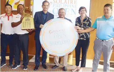  ??  ?? NGAP president Caloy Coscolluel­a (fourth from left), NGAP treasurer and MVP Sports Foundation president Al Panlilio (third from left), Colo Ventosa (second from right), general manager of the organizing Pilipinas Golf Tournament­s, Inc. and 1990...