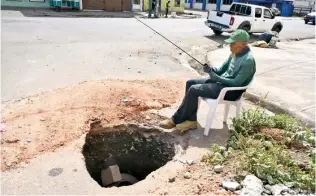  ?? JOSÉ JUSTO FÉLIZ ?? Vecinos exigen que el hoyo sea tapado y corregido el charco que se forma en frente.