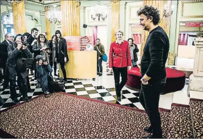  ?? XAVIER CERVERA ?? Kaufmann posó ayer en el Gran Teatre del Liceu, donde este viernes protagoniz­a Andrea Chénier