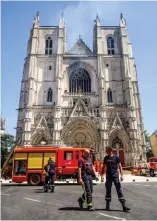 ??  ?? Cible. Les Nantais ont été traumatisé­s par l’incendie de leur cathédrale, le 18 juillet 2020.