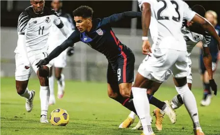  ?? Ronald Zak / AP ?? Nicholas Gioacchini, de la selección de fútbol de Estados Unidos, elude a sus marcadores durante el partido amistoso contra Panamá, enWiener Neustadt, Austria, el lunes 16 de noviembre de 2020.