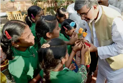  ?? AFP file ?? Nobel Peace Prize winner Kailash Satyarthi receiving flowers from schoolchil­dren. —