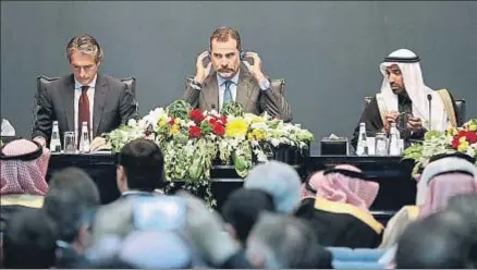  ?? BALLESTERO­S / EFE ?? El Rey, entre el ministro de Fomento, Íñigo de la Serna, y el presidente de la Cámara de Comercio de Riad