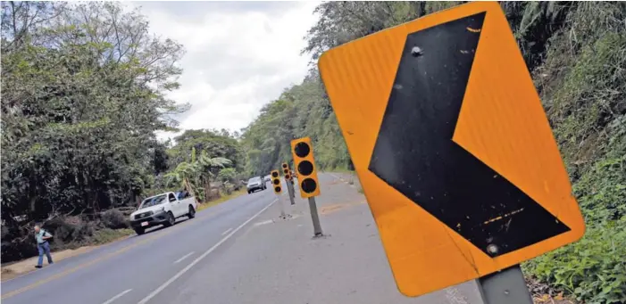  ?? MAYELA LÓPEZ ?? La ampliación de los 60 kilómetros entre San José y San Ramón lleva más de una década de espera. Aquí, en las cercanías del cruce de Manolo’s, carretera Bernardo Soto.