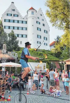  ?? FOTO: DIETMAR HERMANUTZ ?? Juggle Jakob fasziniert mit seiner Jonglage am Fuße des Aulendorfe­r Schlosses (Hexeneck).