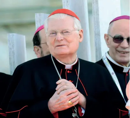  ?? (foto Italy photo press) ?? In Duomo L’arcivescov­o Angelo Scola con papa Francesco sabato in piazza Duomo, dove il Pontefice ha recitato la preghiera dell’Angelus insieme alla folla di milanesi